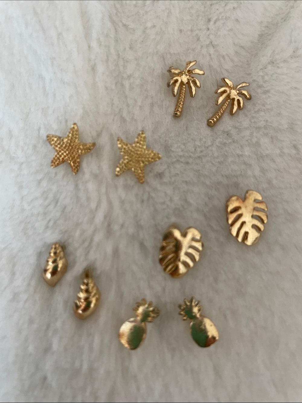 NWOT     Stunning Set of  Tiny Tropical Stud Earing